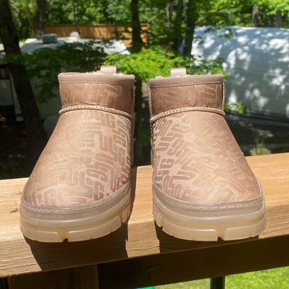 Ugh low cut boots - Picture 1 of 7